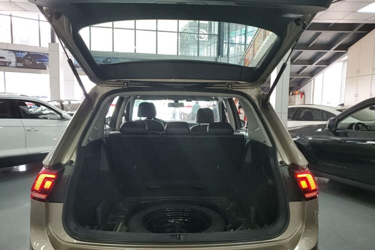 Used Volkswagen Tiguan L 2017 330TSI Automatic Two-Wheel Drive Comfort Edition Trunk