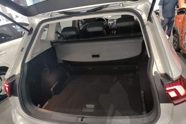 Used Volkswagen Tiguan L 2017 330TSI Automatic Two-Wheel Drive Luxury Edition Trunk