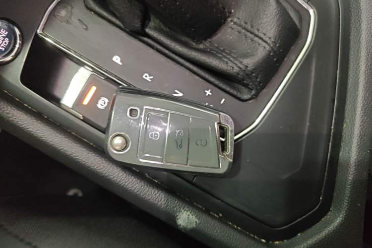 Used Volkswagen Tiguan L 2017 330TSI Automatic Two-Wheel Drive Luxury Edition Vehicle Key