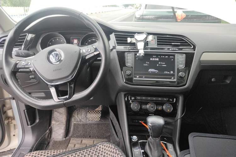 Used Volkswagen Tiguan L 2017 330TSI Automatic Two-Wheel Drive Luxury Edition Center Console