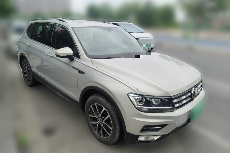 Used Volkswagen Tiguan L 2017 330TSI Automatic Two-Wheel Drive Luxury Edition Front Right 45 Deg