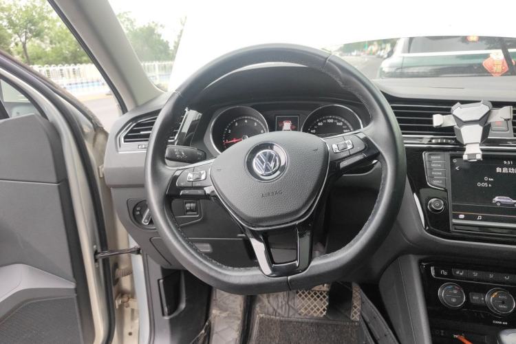 Used Volkswagen Tiguan L 2017 330TSI Automatic Two-Wheel Drive Luxury Edition Steering Wheel