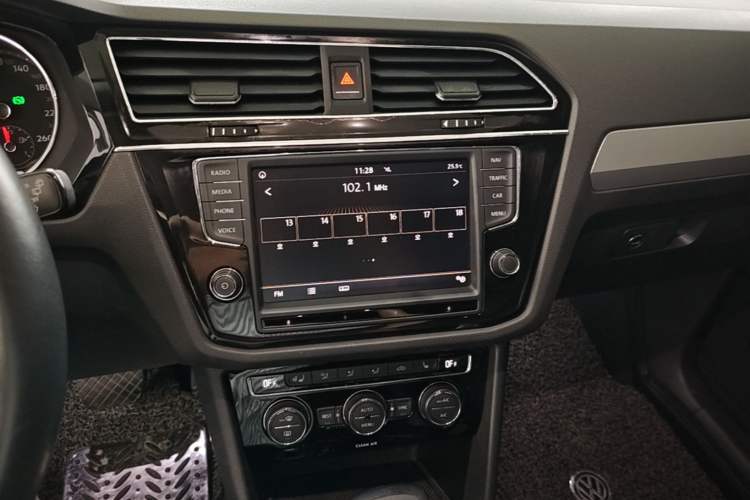 Used Volkswagen Tiguan L 2017 330TSI Automatic Two-Wheel Drive Luxury Edition Audio And AC Panel