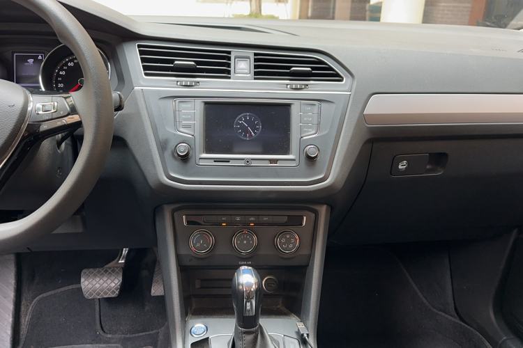 Used Volkswagen Tiguan L 2017 330TSI Automatic Two-Wheel Drive Luxury Edition Audio And AC Panel