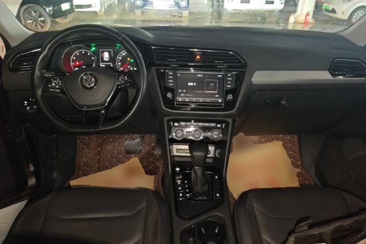 Used Volkswagen Tiguan L 2017 380TSI Automatic All-Wheel-Drive Luxury Edition Center Console