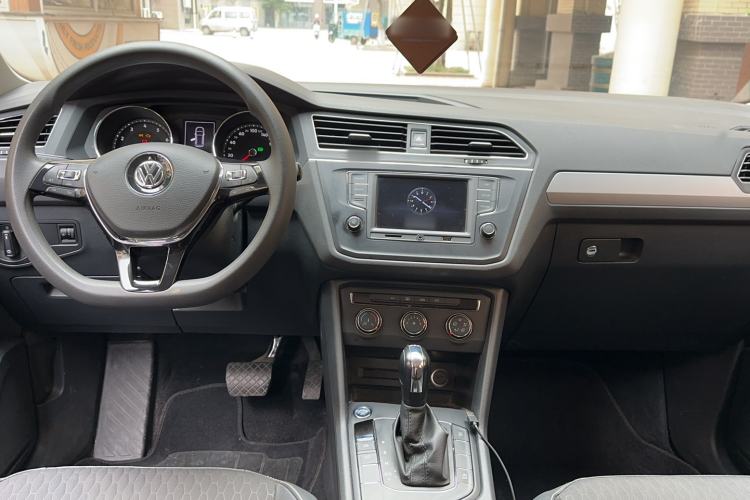 Used Volkswagen Tiguan L 2017 330TSI Automatic Two-Wheel Drive Luxury Edition Center Console