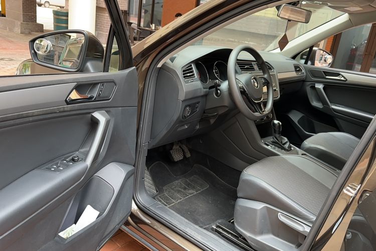 Used Volkswagen Tiguan L 2017 330TSI Automatic Two-Wheel Drive Luxury Edition Driver Seat