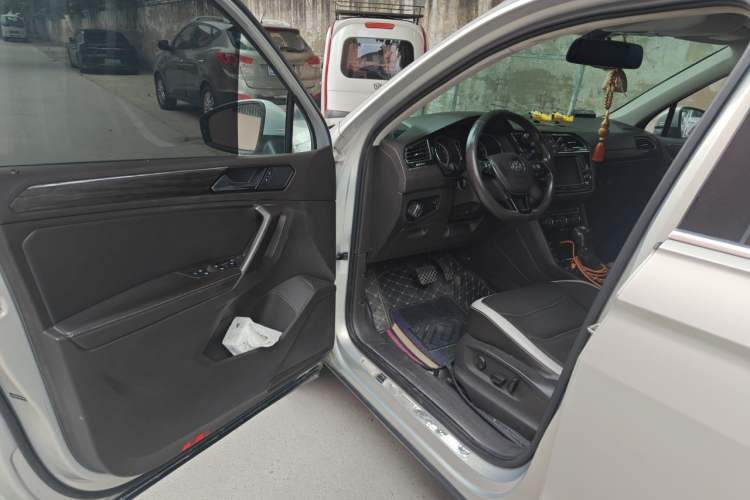 Used Volkswagen Tiguan L 2017 330TSI Automatic Two-Wheel Drive Luxury Edition Driver Seat