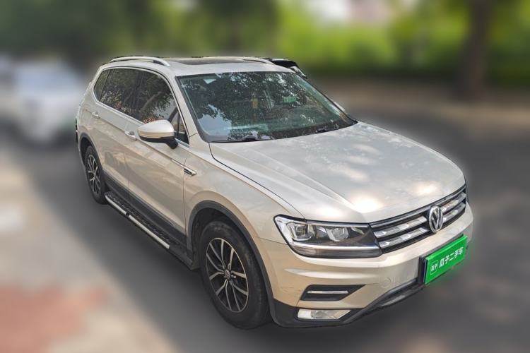 Used Volkswagen Tiguan L 2017 330TSI Automatic Two-Wheel Drive Luxury Edition Front Right 45 Deg