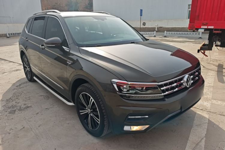 Used Volkswagen Tiguan L 2017 380TSI Automatic All-Wheel-Drive Luxury Edition Front Right 45 Deg