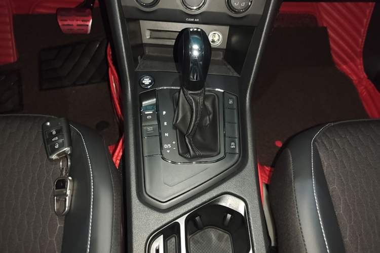 Used Volkswagen Tiguan L 2017 330TSI Automatic Two-Wheel Drive Luxury Edition Gear Lever