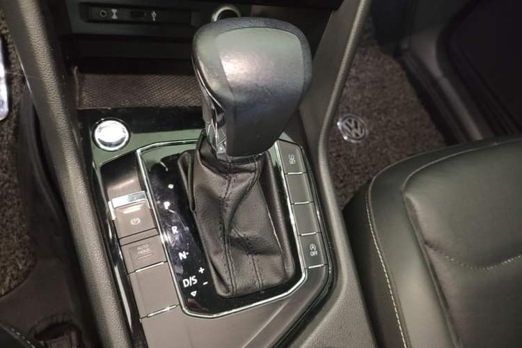 Used Volkswagen Tiguan L 2017 330TSI Automatic Two-Wheel Drive Luxury Edition Gear Lever