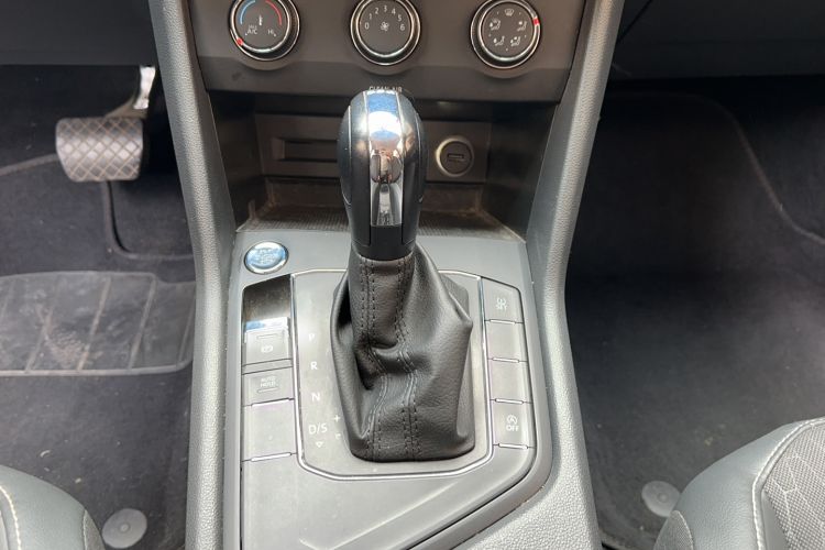 Used Volkswagen Tiguan L 2017 330TSI Automatic Two-Wheel Drive Luxury Edition Gear Lever