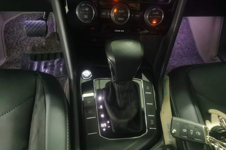 Used Volkswagen Tiguan L 2017 330TSI Automatic Two-Wheel Drive Luxury Edition Gear Lever