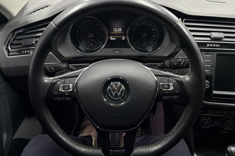 Used Volkswagen Tiguan L 2017 330TSI Automatic Two-Wheel Drive Luxury Edition Interior 3