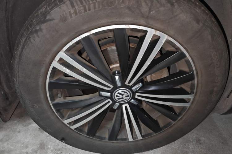 Used Volkswagen Tiguan L 2017 330TSI Automatic Two-Wheel Drive Flagship Edition Right Front Wheel Hub