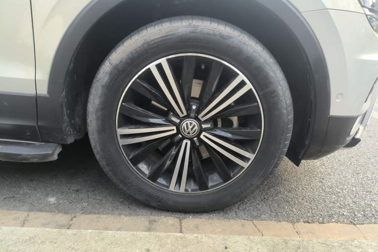 Used Volkswagen Tiguan L 2017 330TSI Automatic Two-Wheel Drive Flagship Edition Right Front Wheel Hub