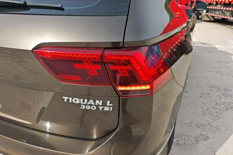 Used Volkswagen Tiguan L 2017 380TSI Automatic All-Wheel-Drive Luxury Edition Right Rear Taillight