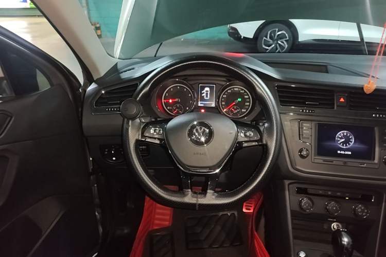 Used Volkswagen Tiguan L 2017 330TSI Automatic Two-Wheel Drive Luxury Edition Steering Wheel