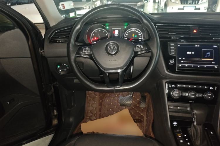 Used Volkswagen Tiguan L 2017 380TSI Automatic All-Wheel-Drive Luxury Edition Steering Wheel