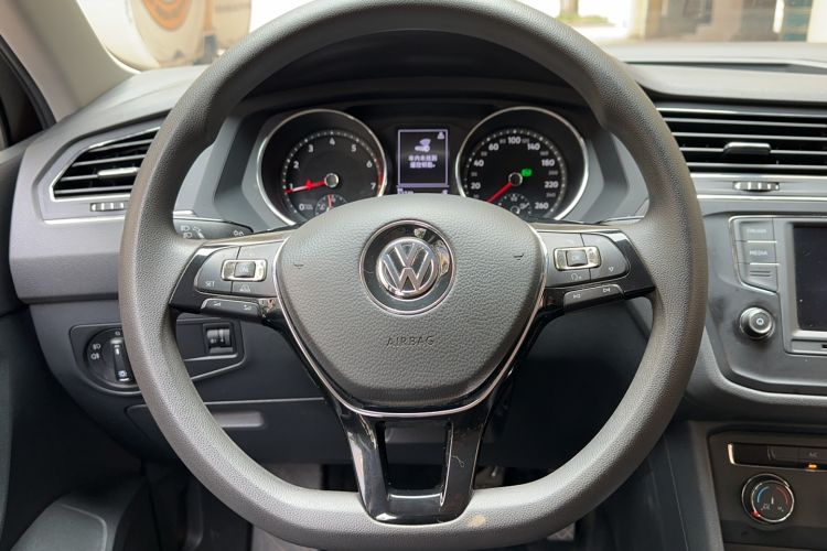 Used Volkswagen Tiguan L 2017 330TSI Automatic Two-Wheel Drive Luxury Edition Steering Wheel