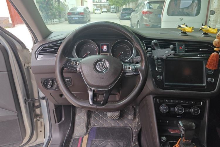 Used Volkswagen Tiguan L 2017 330TSI Automatic Two-Wheel Drive Luxury Edition Steering Wheel