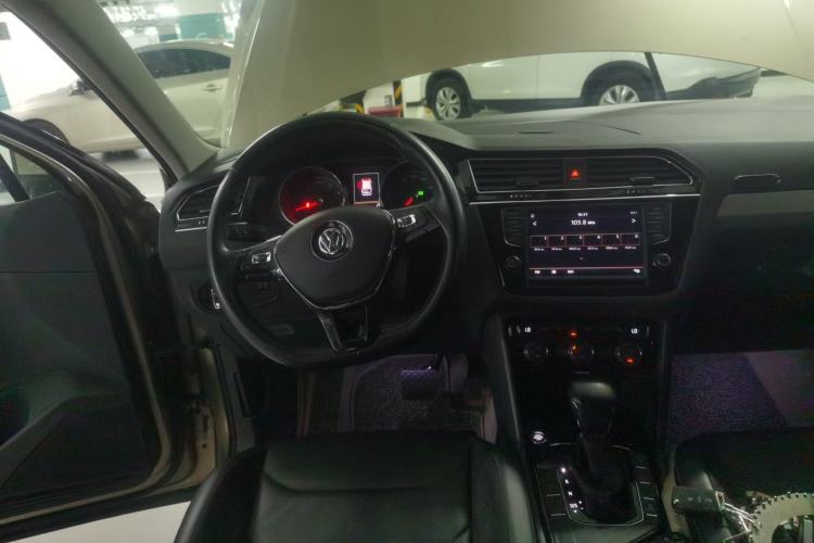 Used Volkswagen Tiguan L 2017 330TSI Automatic Two-Wheel Drive Luxury Edition Steering Wheel