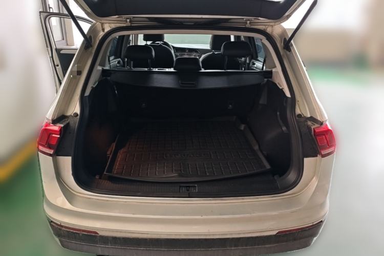 Used Volkswagen Tiguan L 2017 330TSI Automatic Two-Wheel Drive Luxury Edition Trunk