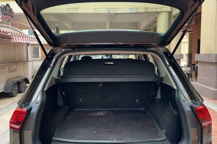 Used Volkswagen Tiguan L 2017 330TSI Automatic Two-Wheel Drive Luxury Edition Trunk