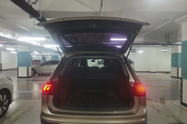 Used Volkswagen Tiguan L 2017 330TSI Automatic Two-Wheel Drive Luxury Edition Trunk
