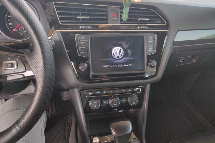 Used Volkswagen Tiguan L 2017 380TSI Automatic All-Wheel-Drive Flagship Edition Audio And AC Panel