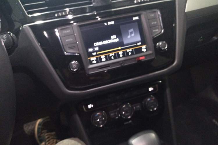 Used Volkswagen Tiguan L 2017 330TSI Automatic Two-Wheel Drive Comfort Edition Audio And AC Panel