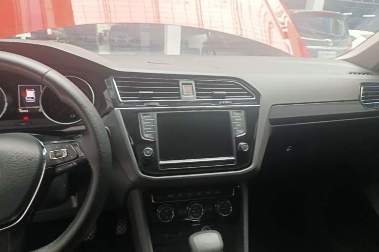 Used Volkswagen Tiguan L 2017 330TSI Automatic Two-Wheel Drive Flagship Edition Audio And AC Panel