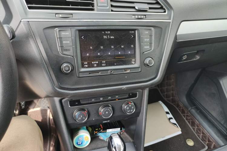 Used Volkswagen Tiguan L 2017 330TSI Automatic Two-Wheel Drive Luxury Edition Audio And AC Panel