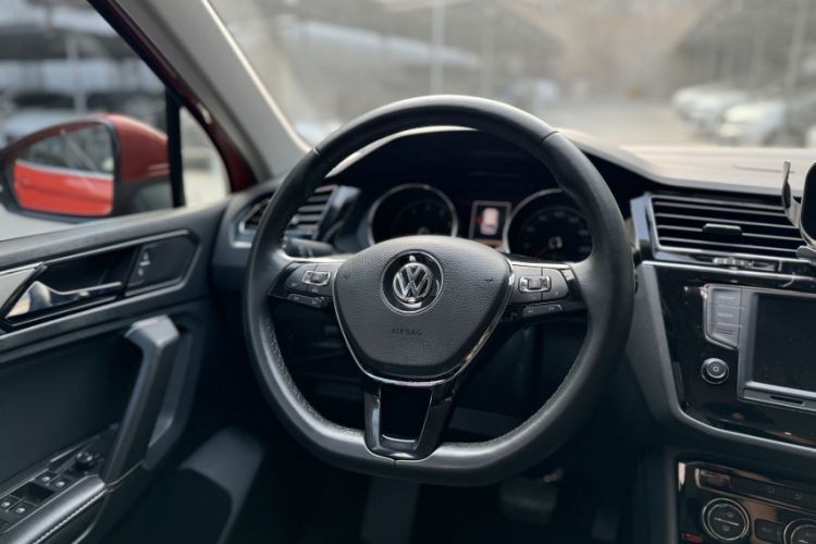 Used Volkswagen Tiguan L 2017 330TSI Automatic Two-Wheel Drive Comfort Edition Interior 1