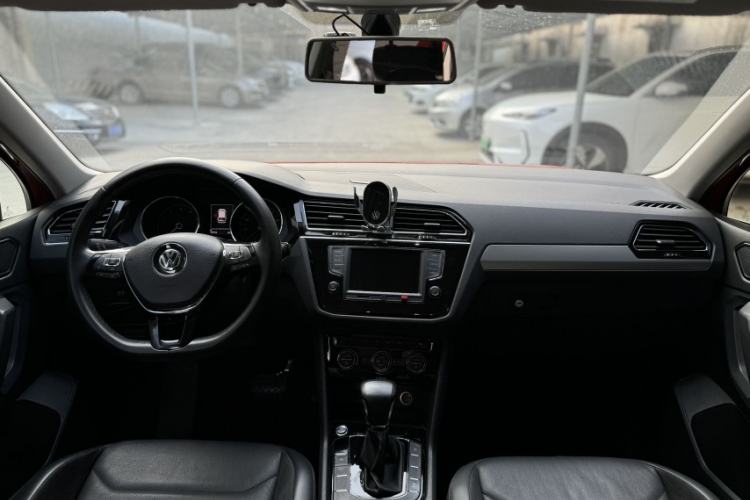 Used Volkswagen Tiguan L 2017 330TSI Automatic Two-Wheel Drive Comfort Edition Interior 4