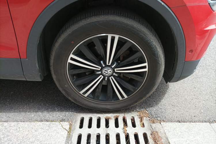 Used Volkswagen Tiguan L 2017 330TSI Automatic Two-Wheel Drive Flagship Edition Right Front Wheel Hub