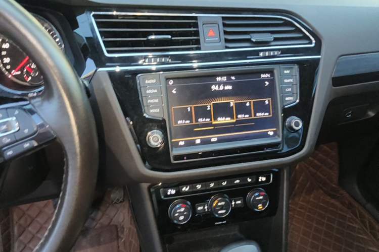 Used Volkswagen Tiguan L 2017 330TSI Automatic Two-Wheel Drive Flagship Edition Audio And AC Panel