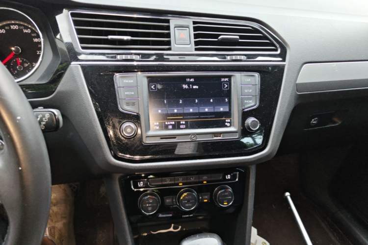 Used Volkswagen Tiguan L 2017 330TSI Automatic Two-Wheel Drive Comfort Edition Audio And AC Panel