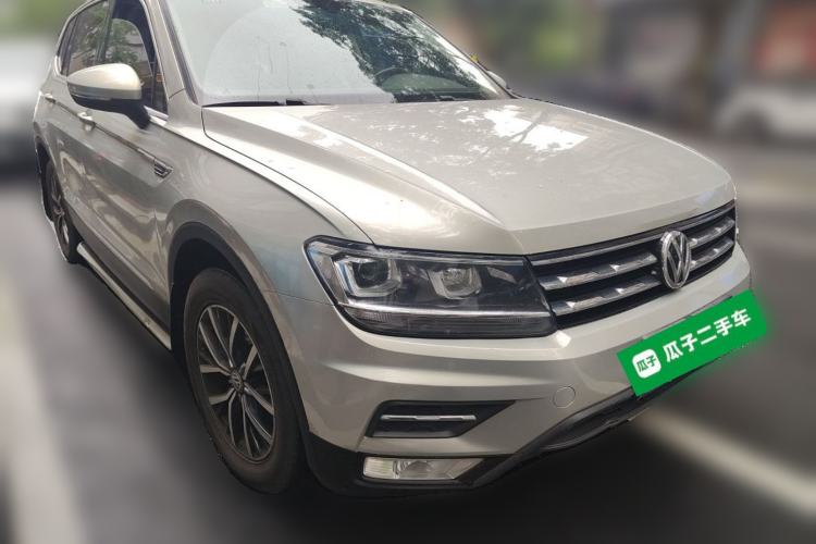 Used Volkswagen Tiguan L 2017 330TSI Automatic Two-Wheel Drive Luxury Edition Front Right 45 Deg