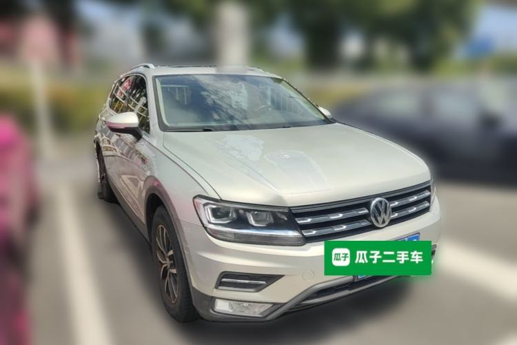 Used Volkswagen Tiguan L 2017 330TSI Automatic Two-Wheel Drive Luxury Edition Front Right 45 Deg