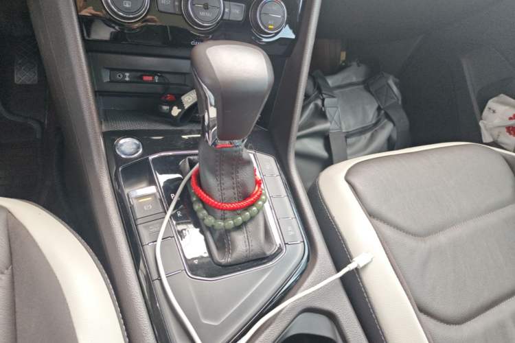 Used Volkswagen Tiguan L 2017 330TSI Automatic Two-Wheel Drive Luxury Edition Gear Lever