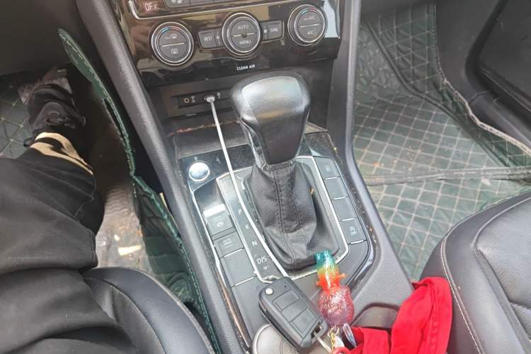 Used Volkswagen Tiguan L 2017 330TSI Automatic Two-Wheel Drive Luxury Edition Gear Lever