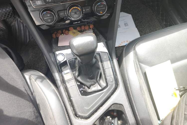 Used Volkswagen Tiguan L 2017 330TSI Automatic Two-Wheel Drive Luxury Edition Gear Lever