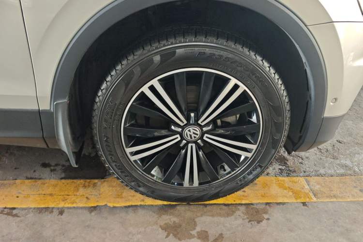 Used Volkswagen Tiguan L 2017 330TSI Automatic Two-Wheel Drive Flagship Edition Right Front Wheel Hub
