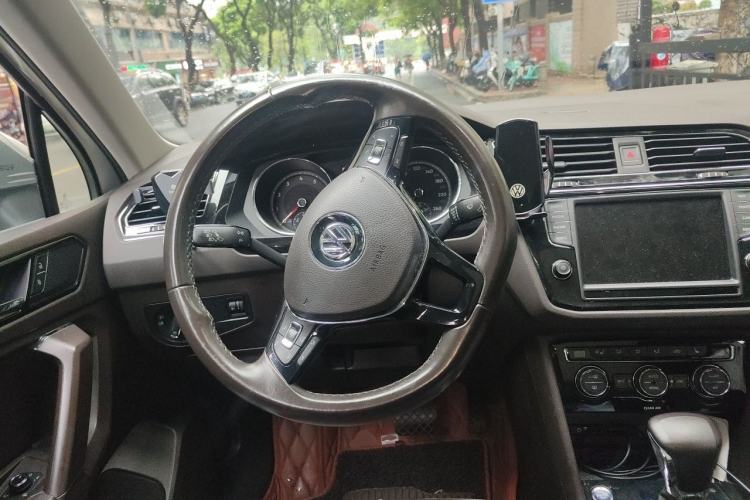 Used Volkswagen Tiguan L 2017 330TSI Automatic Two-Wheel Drive Luxury Edition Steering Wheel