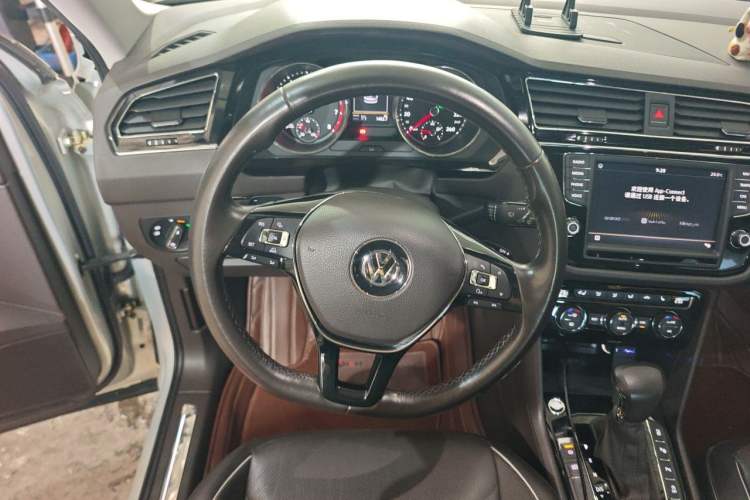 Used Volkswagen Tiguan L 2017 330TSI Automatic Two-Wheel Drive Flagship Edition Steering Wheel