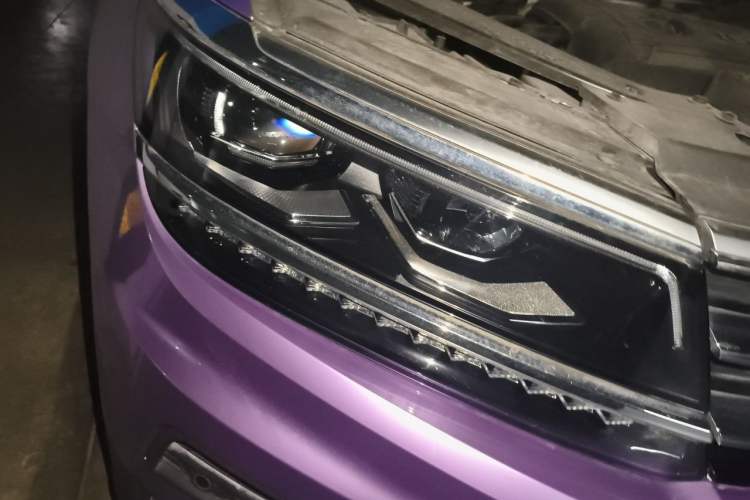 Used Volkswagen Tiguan L 2017 380TSI Automatic All-Wheel-Drive Luxury Edition Right Front Headlight