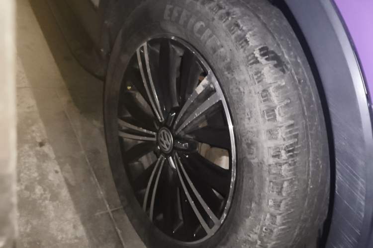 Used Volkswagen Tiguan L 2017 380TSI Automatic All-Wheel-Drive Luxury Edition Right Front Wheel Hub