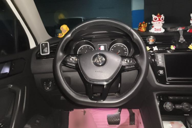 Used Volkswagen Tiguan L 2017 380TSI Automatic All-Wheel-Drive Luxury Edition Steering Wheel